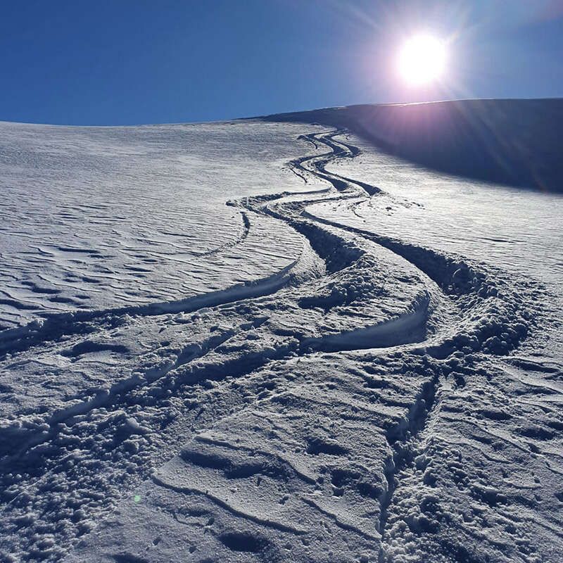 Skispuren im Tiefschnee am Arlberg